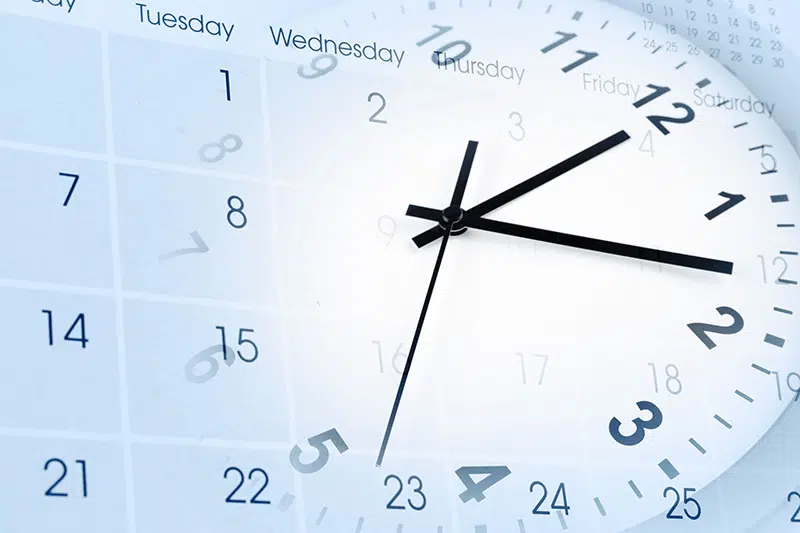 Kalender und runde Uhr mit der aufschrift Zeiterfassung, bezugnehmend auf die Erweiterung von GastroSoft