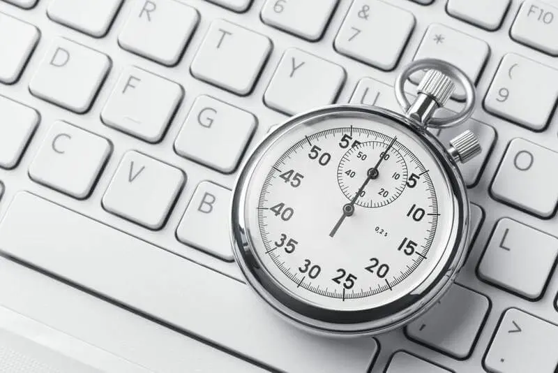 Zeitstopper auf Tastatur: Arbeitszeiten gesetzeskonform erfassen mit dem Zeiterfassung Add-On Kassensoftware Erweiterung