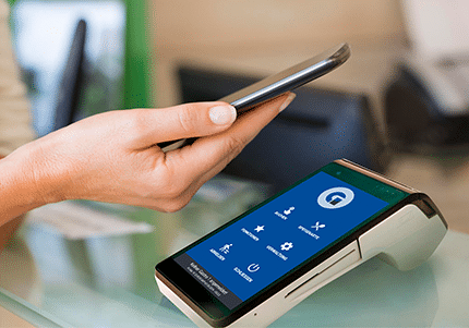 Frau zahlt mit Smartphone an der myPOS SMART N5 Kassenhardware