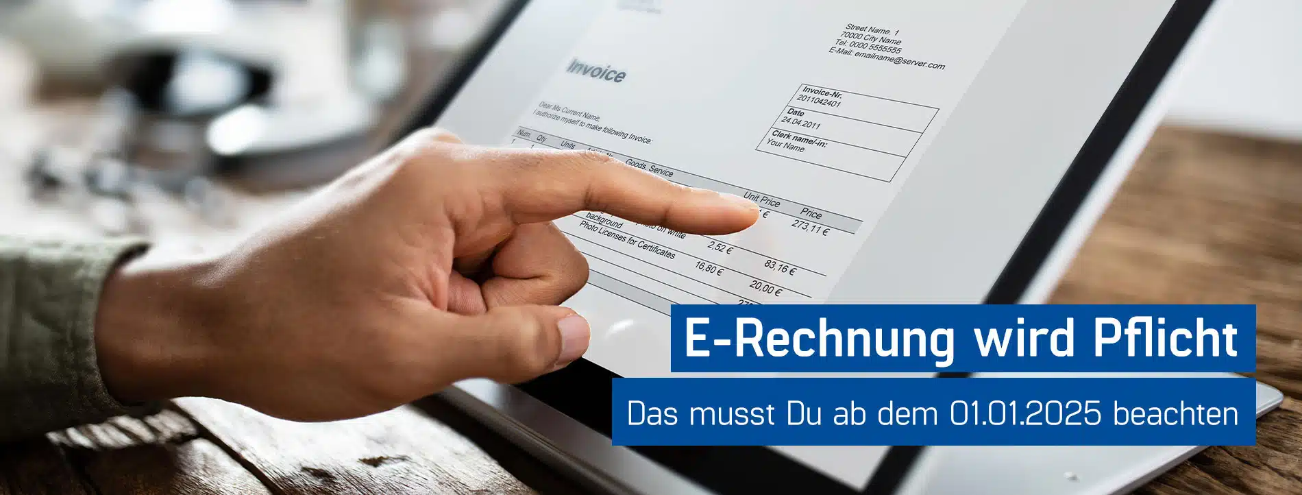 Geschäftsmann arbeitet am Laptop an einer digitalen Rechnung, E-Rechnung Pflicht 2025, GastroSoft GmbH