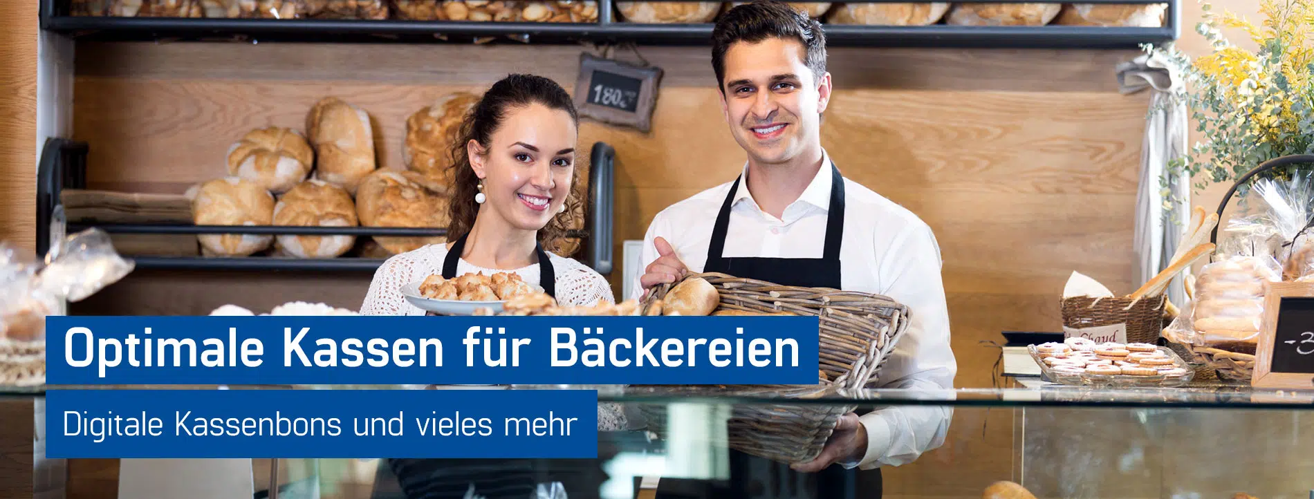 Fröhliche Bäcker präsentieren Backwaren und freuen sich über die tollen Kassensysteme für Bäckereien von GastroSoft