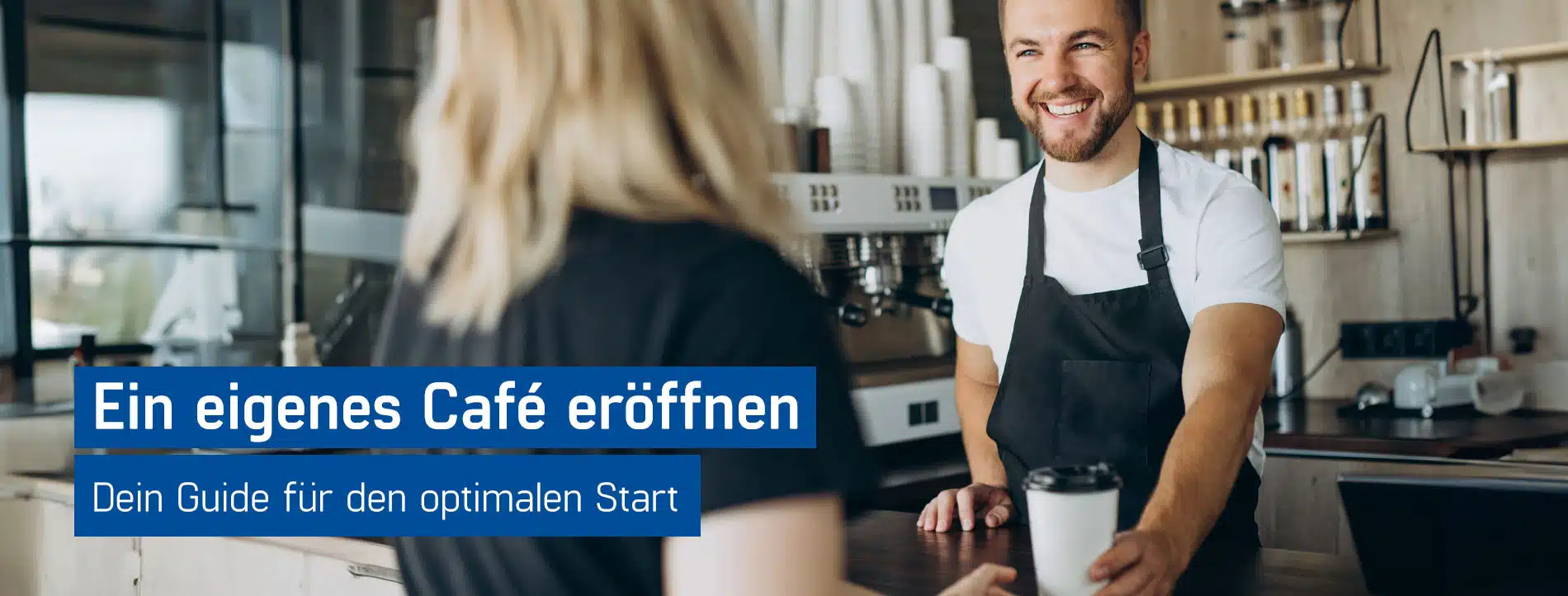 Lächelnder Barista reicht einer Kundin ihren Coffee To Go - eigenes Café eröffnen, GastroSoft GmbH