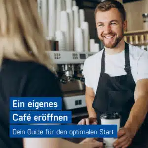 Lächelnder Barista reicht einer Kundin ihren Coffee To Go - eigenes Café eröffnen, GastroSoft GmbH