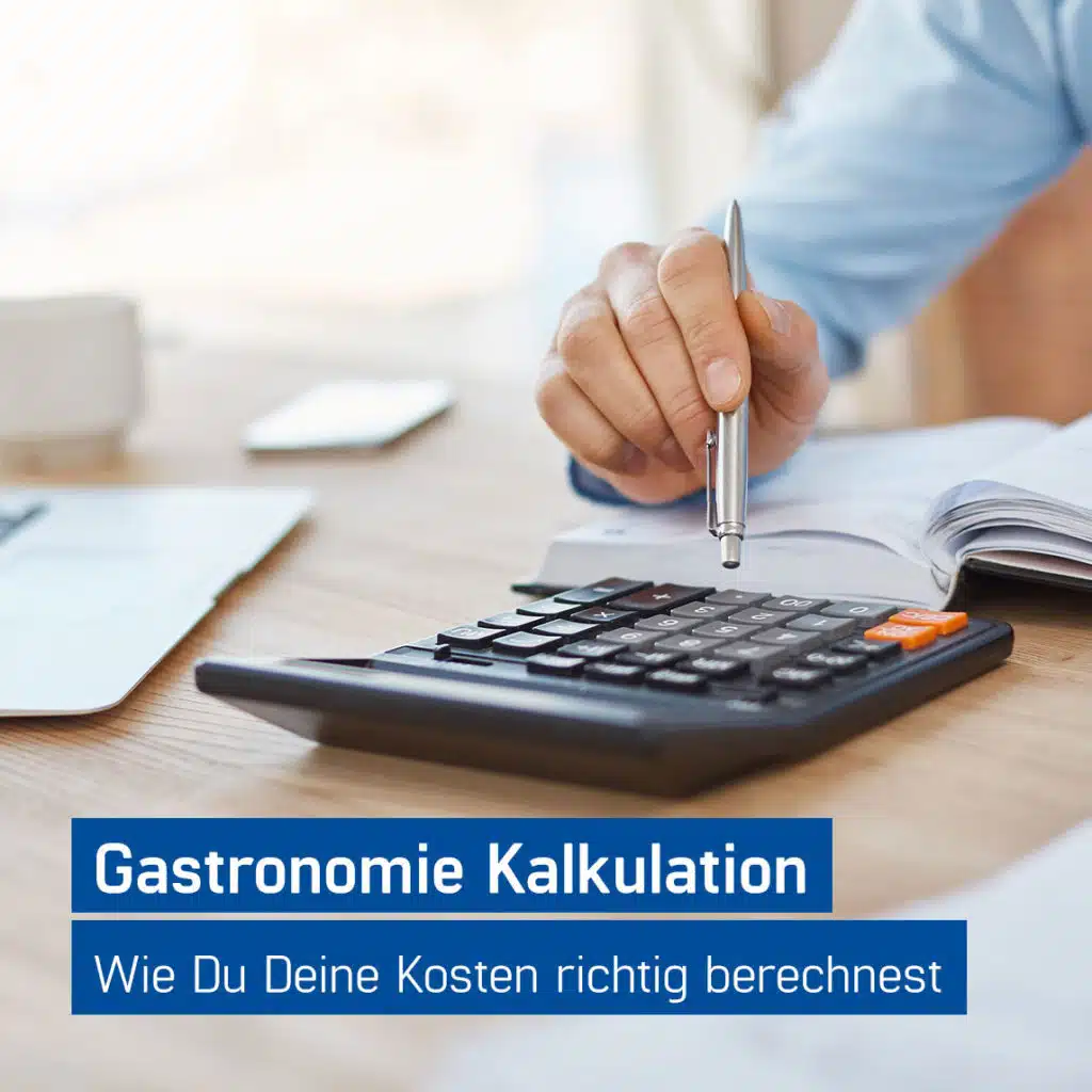 Mann im Hemd sitzt am Schreibtisch und führt eine Kalkulation am Taschenrechner durch, Gastronomie Kalkulation, GastroSoft GmbH