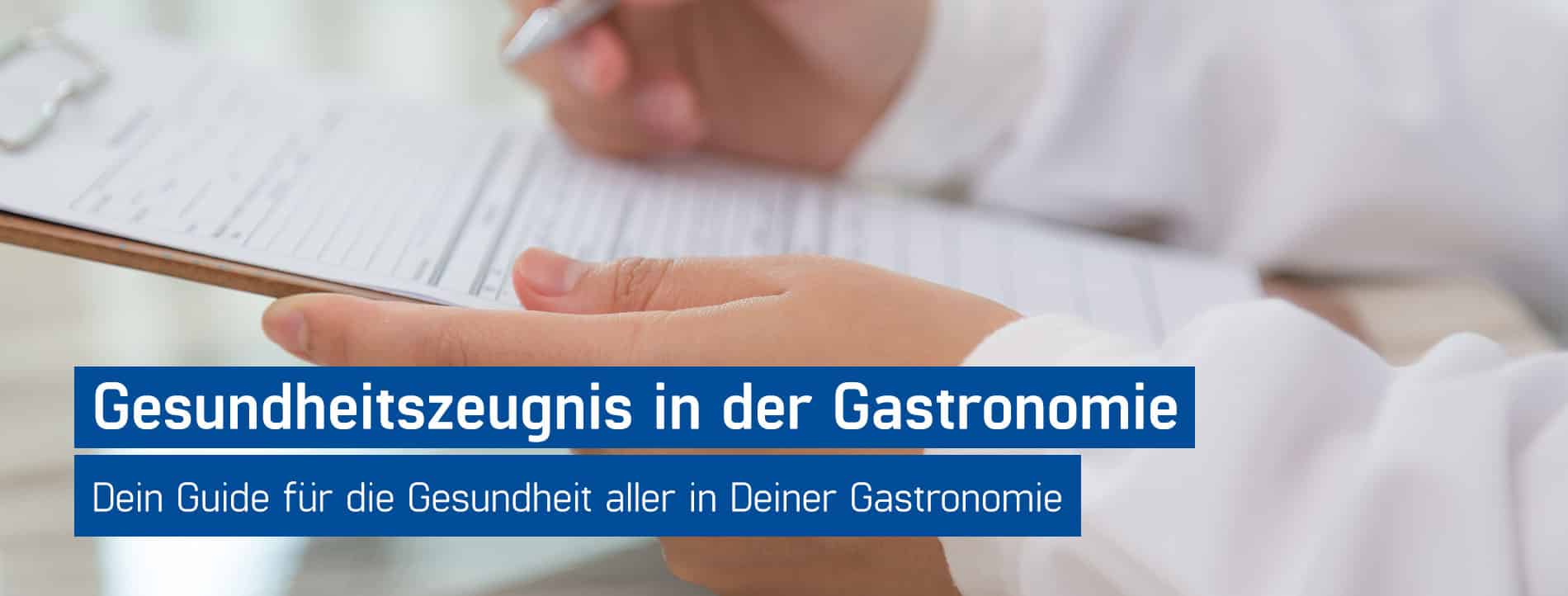 Mann hält Klemmbrett und Stift in den Händen - Gesundheitszeugnis Gastronomie