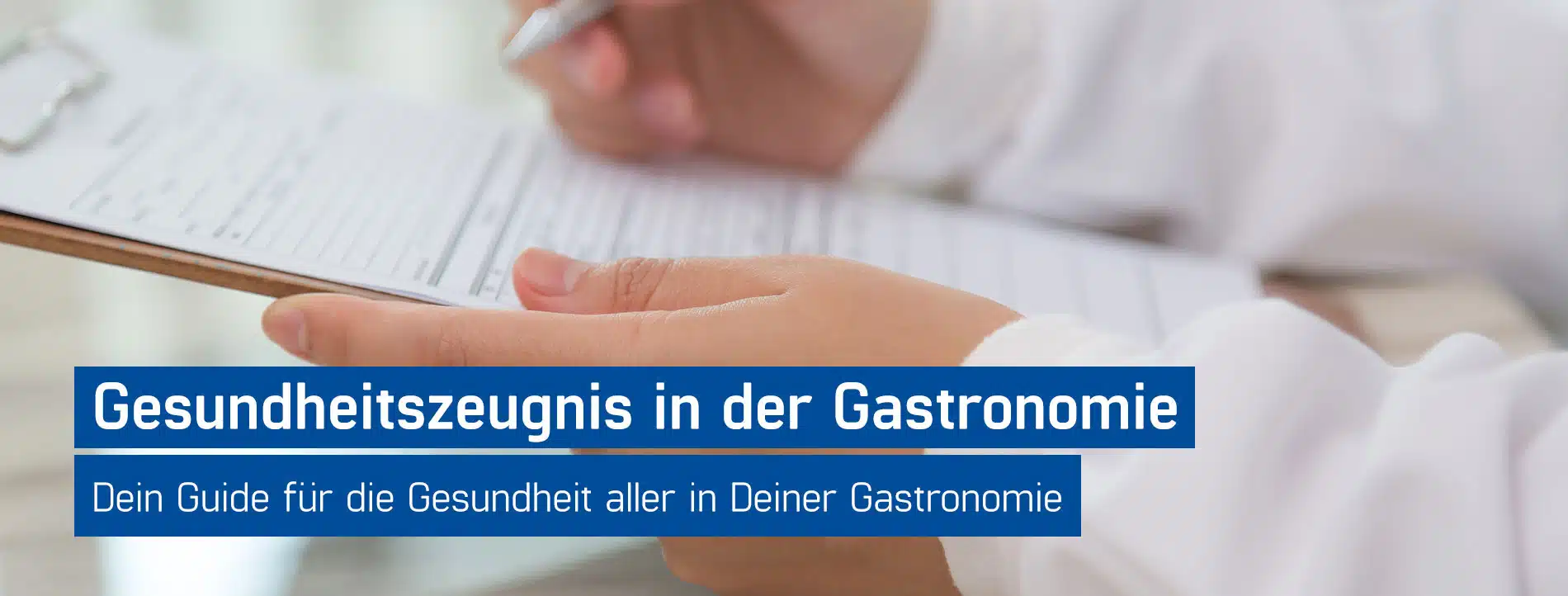 Mann hält Klemmbrett und Stift in den Händen - Gesundheitszeugnis Gastronomie