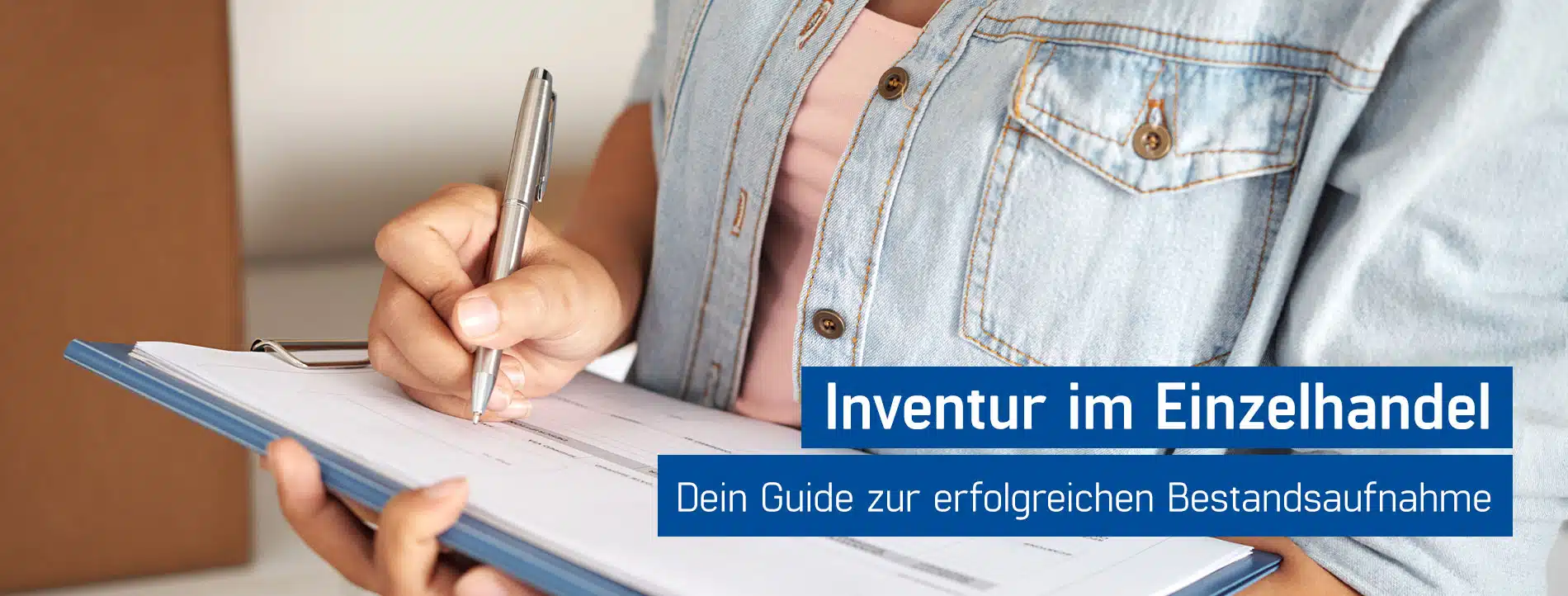 Frau hält Klemmbrett mit Liste und prüft Lagerbestände, Inventur Einzelhandel, GastroSoft GmbH