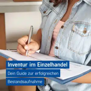 Frau hält Klemmbrett mit Liste und prüft Lagerbestände, Inventur Einzelhandel, GastroSoft GmbH