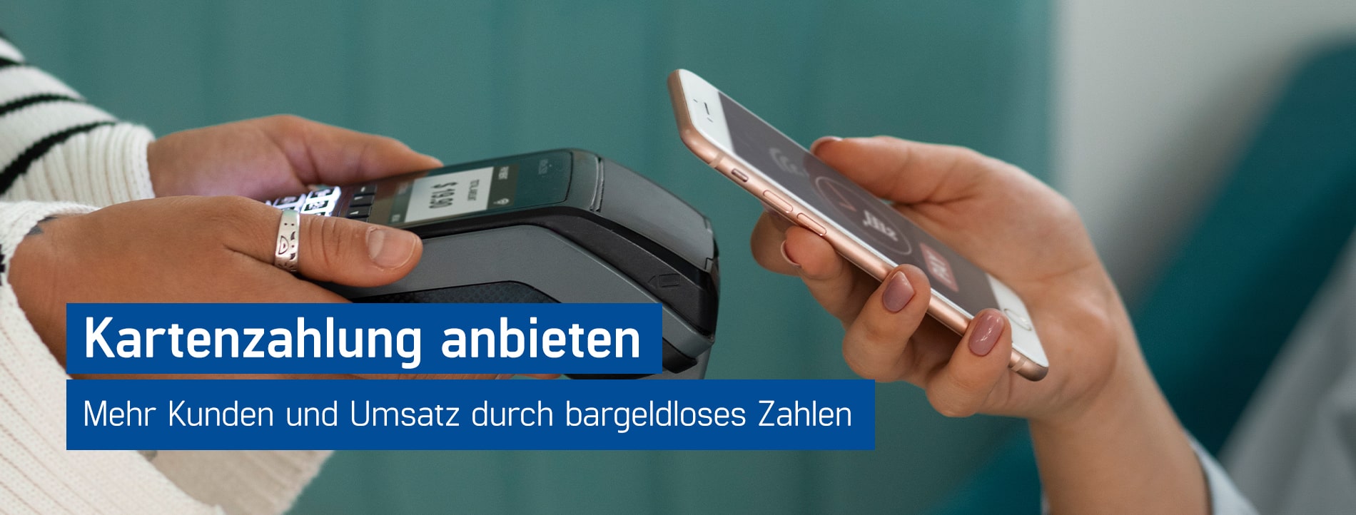 Kunde hält sein Smartphone an Kartenlesegerät um zu bezahlen, Kartenzahlung anbieten und Umsatz steigern mit GastroSoft