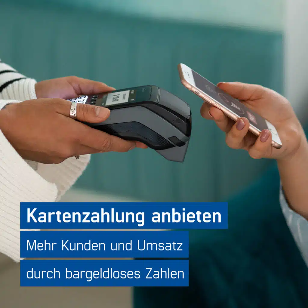 Kunde hält sein Smartphone an Kartenlesegerät um zu bezahlen, Kartenzahlung anbieten und Umsatz steigern mit GastroSoft