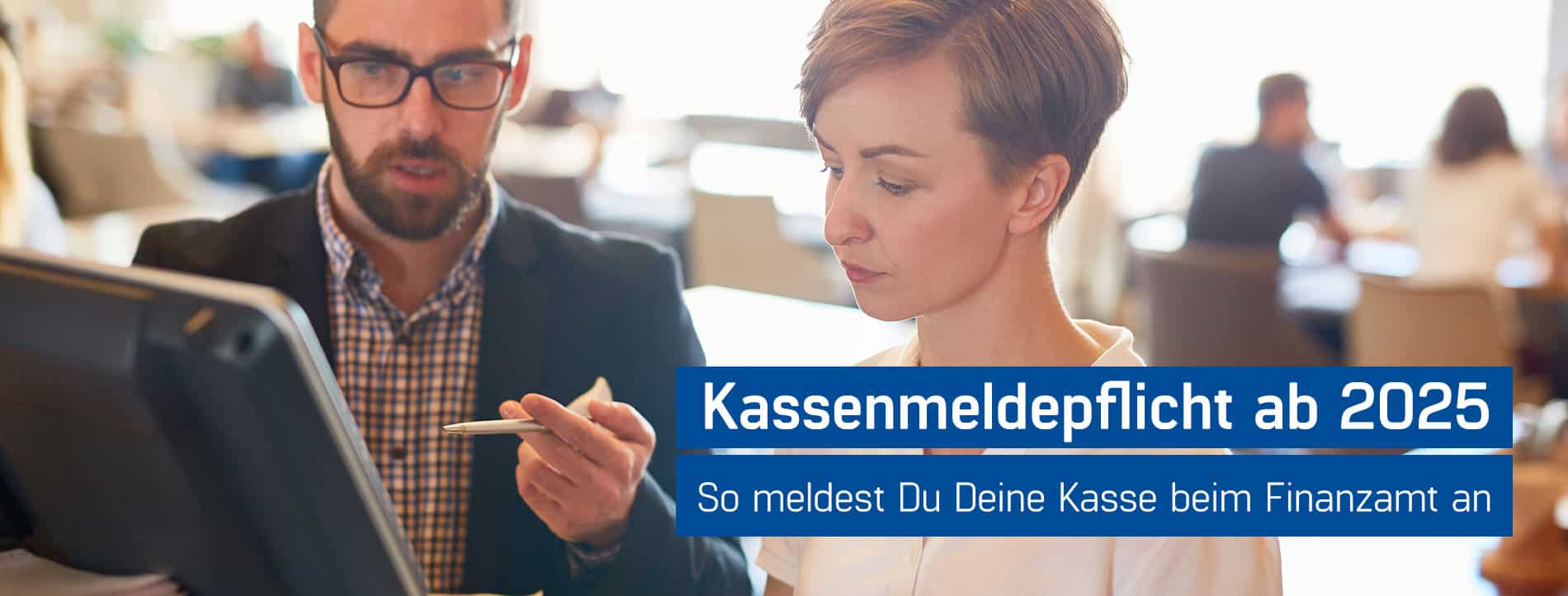 Finanzbeamter prüft Kassensystem mit Kellnerin: Kassenmeldepflicht 2025, GastroSoft GmbH