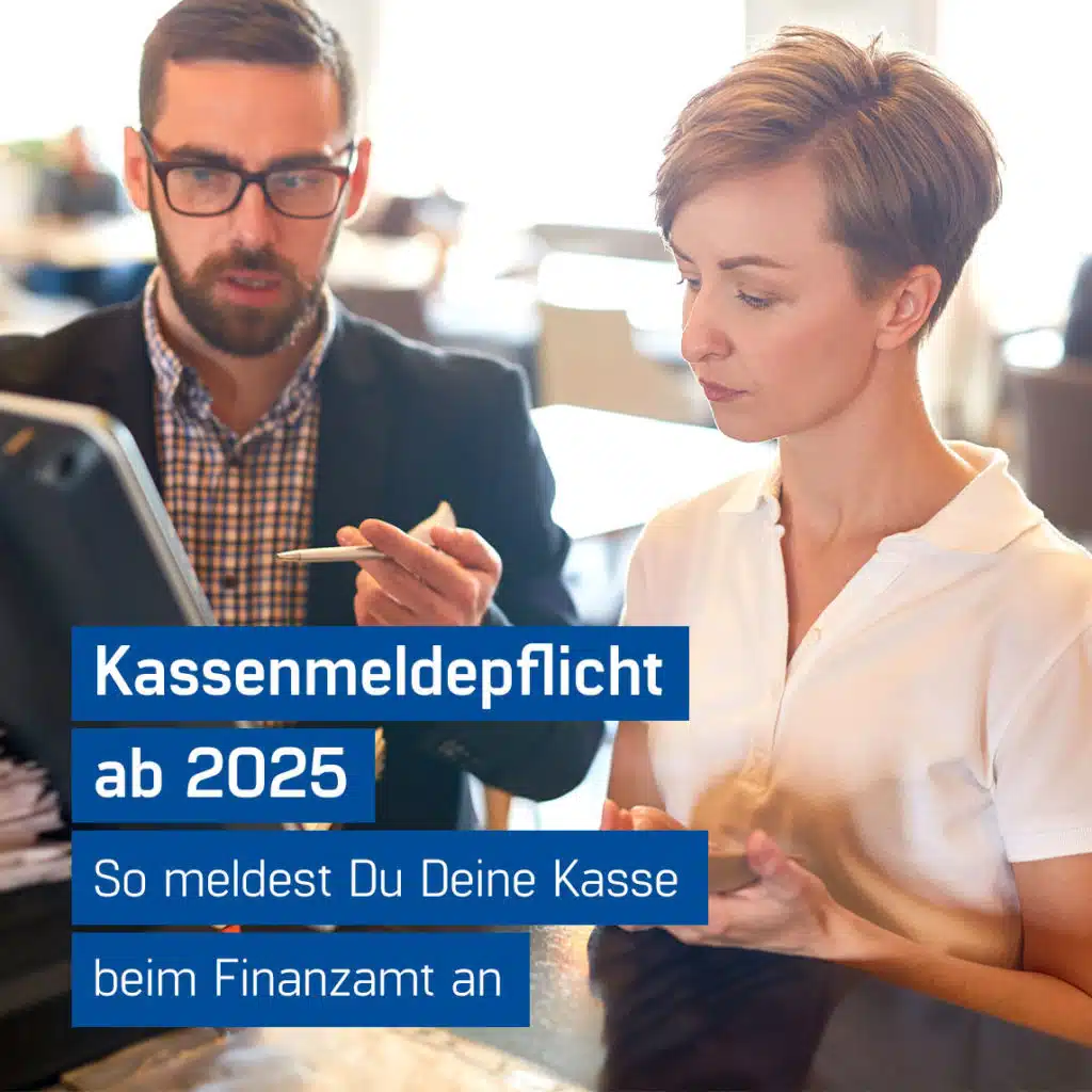 Finanzbeamter prüft Kassensystem mit Kellnerin: Kassenmeldepflicht 2025, GastroSoft GmbH