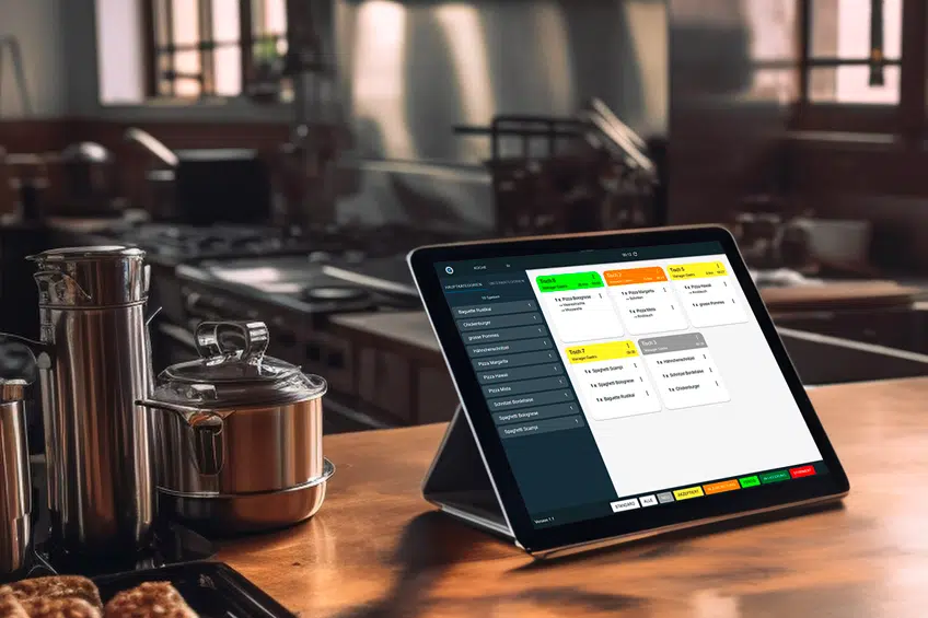 Tablet mit Küchenmonitor Software von GastroSoft in einer Gastro-Küche - Digitalisierung Gastronomie, GastroSoft