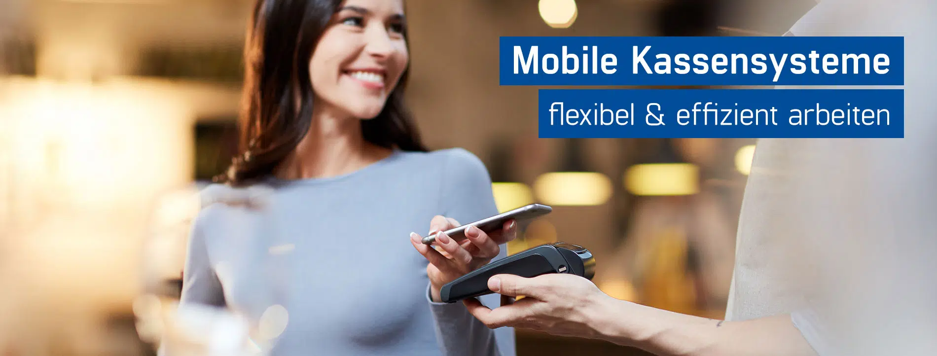 Mobile Kassensysteme Gastronomie flexibel & effizient, Frau bezahlt an mobiler Kasse | auch für Lieferservice Software
