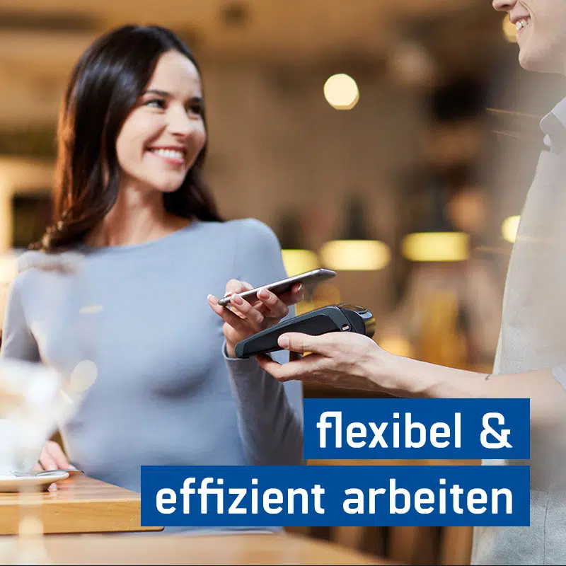 Mobile Kassensysteme Gastronomie flexibel & effizient, Frau bezahlt an mobiler Kasse