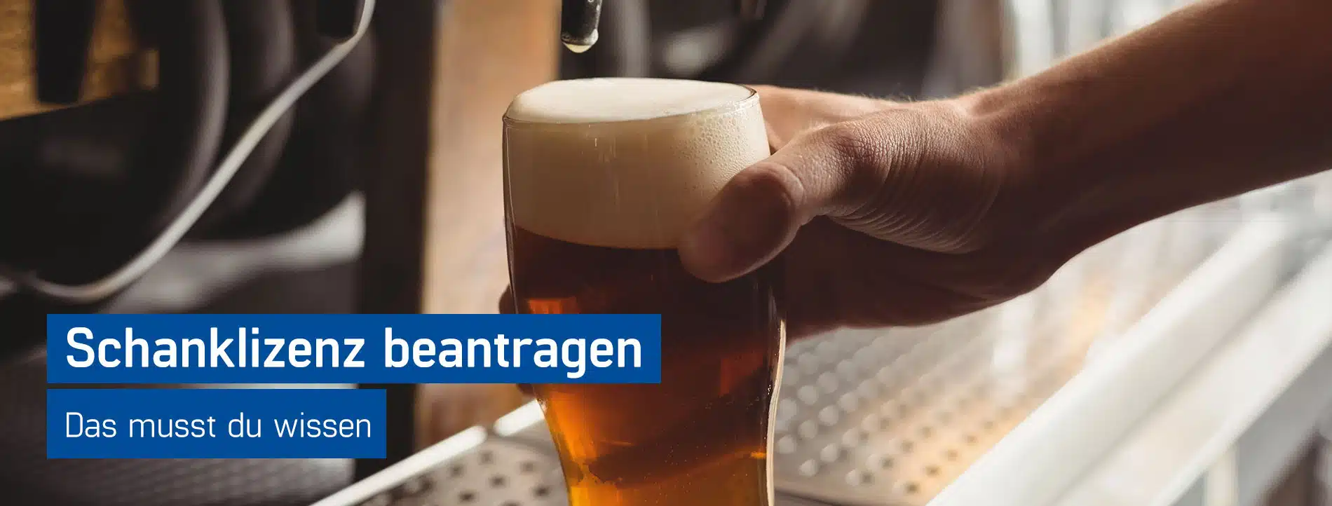 Barkeeper füllt ein Glas Bier an einer Schankanlage, Schanklizenz beantragen mit dem Guide von GastroSoft