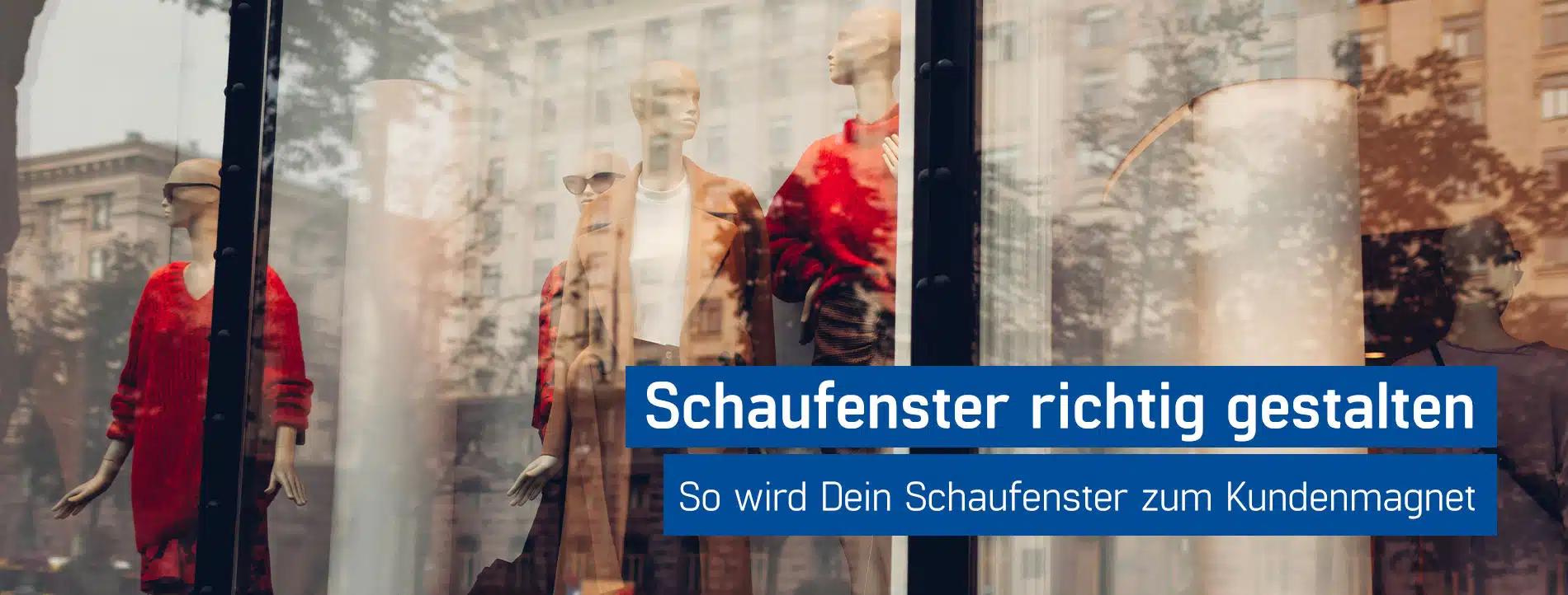 Schaufenster eines Bekleidungsgeschäftes mit herbstlich gekleideten Mannequins, Schaufenstergestaltung, GastroSoft GmbH