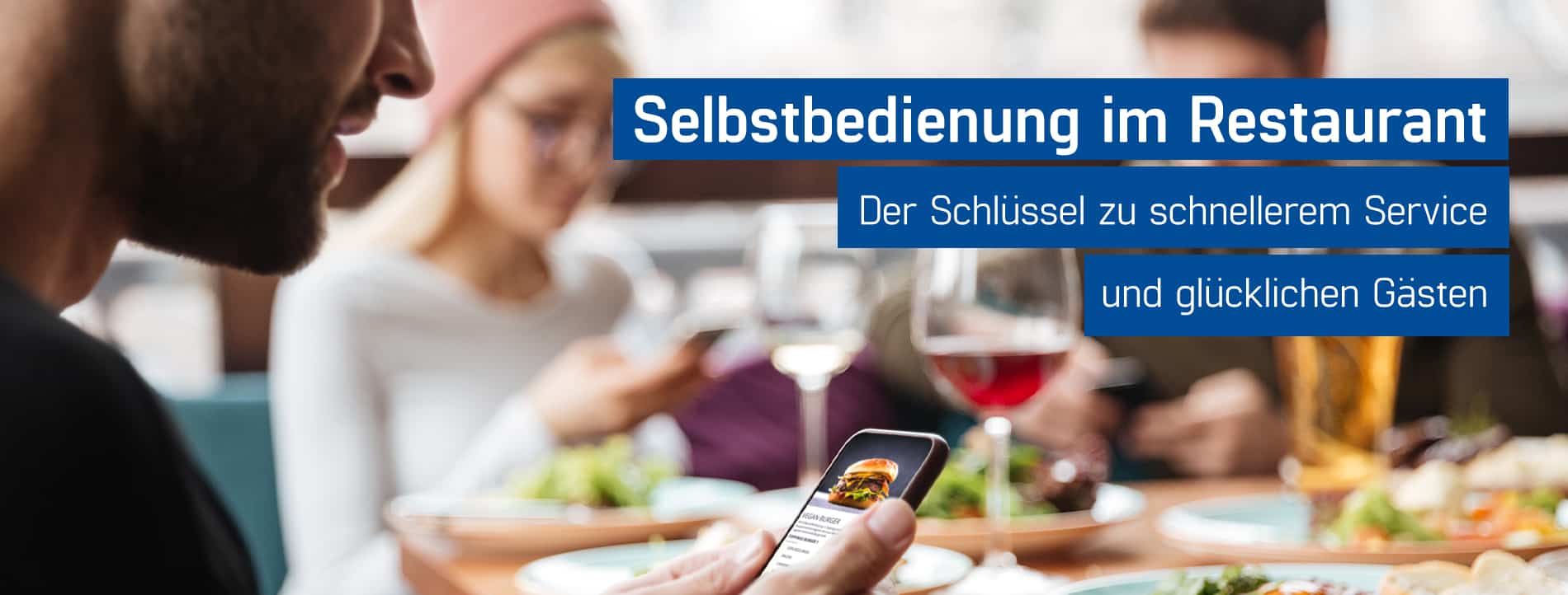 Restaurantgast bestellt Speisen und Getränke mit der ORDA App von GastroSoft direkt zum Tisch, Selbstbedienung Gastronomie