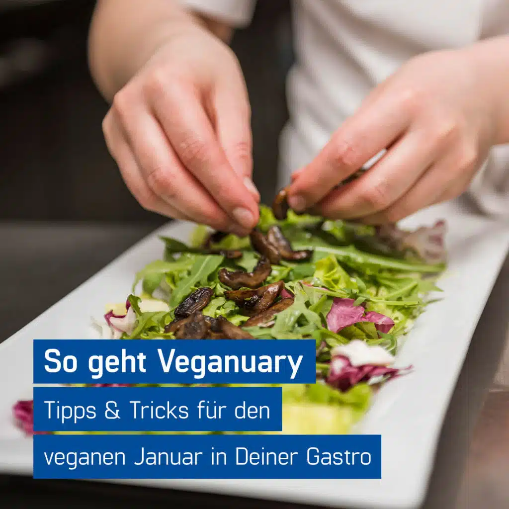 Koch richtet Salat auf einem Teller an, Veganuary Gastronomie, GastroSoft GmbH