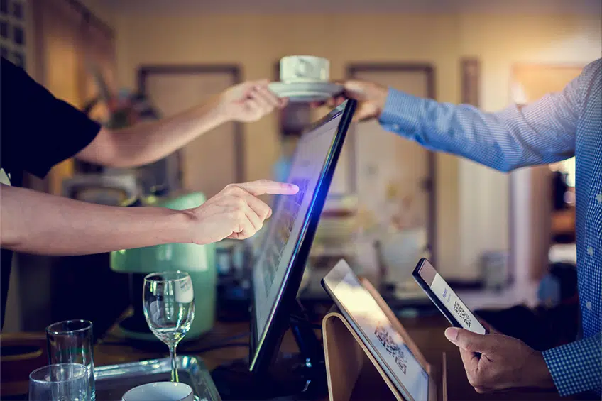 Kunde erhält seine Quittung im Café über einen digitalen QR-Code direkt auf sein Smartphone - Digitalisierung Gastronomie, GastroSoft
