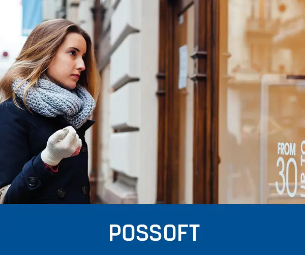 schöne Frau vor einem Einzelhandel mit Handschuhen: PosSoft Kassensoftware und Support von GastroSoft
