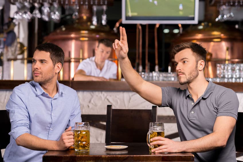 Zwei Männer mit Bier sitzend in einer Bar - einer ruft den Kellner, Schankmanagement Add-On Erweiterung der Kassensoftware, Schank Add-On, Schank Modul