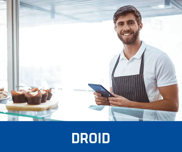 fröhlicher Mann vor einer Glastheke einer Gastronomie, arbeitet mit dem Kassensystem Droid Support für mobile Bestellösungen