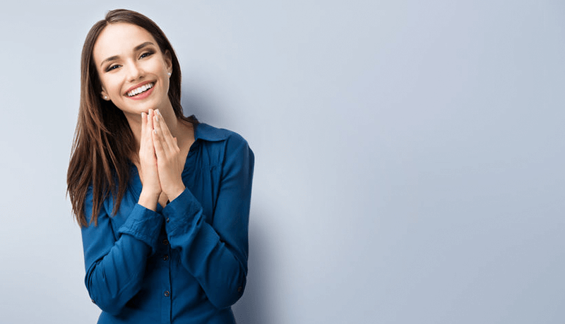 lächelnde Frau mit braunen Haaren und blauer Bluse zufrieden über den Support und Kontakt von GastroSoft