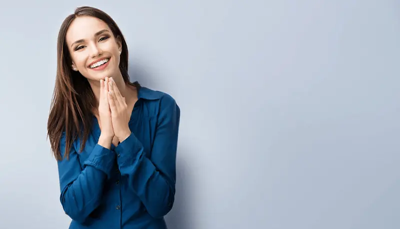 lächelnde Frau mit braunen Haaren und blauer Bluse zufrieden über den Support, Software Update und Kontakt von GastroSoft