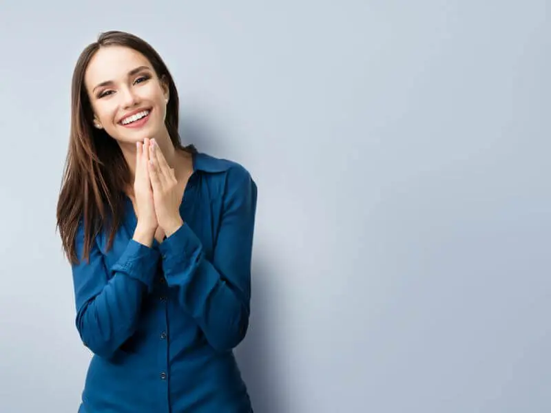 lächelnde Frau mit braunen Haaren und blauer Bluse zufrieden über ihren Ansprechpartner bei GastroSoft