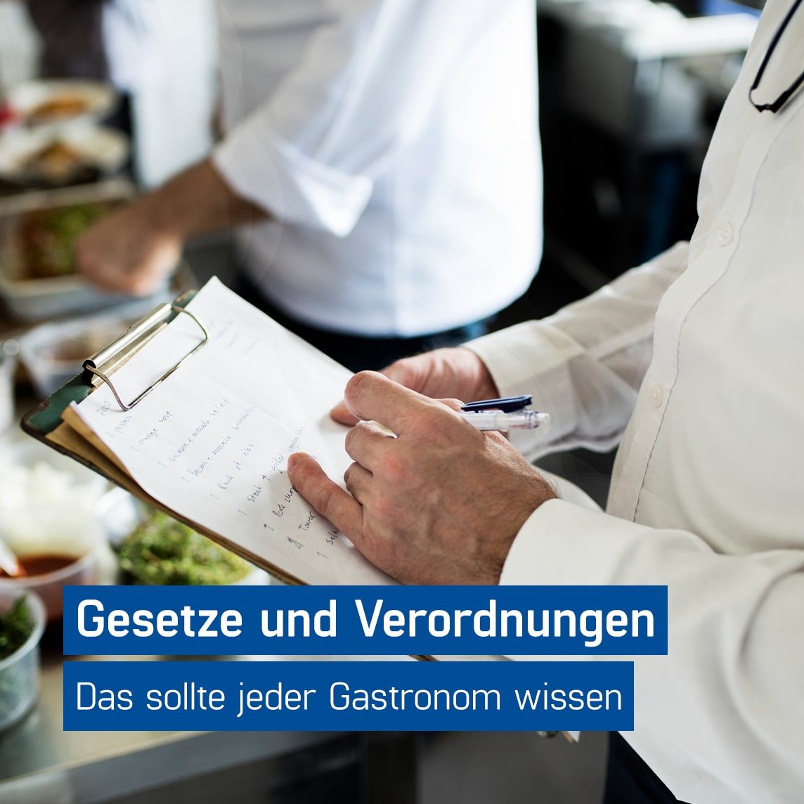 Kellner hält Klemmbrett in der Hand und hakt Checkliste mit Gastronomie Gesetzen ab, GastroSoft GmbH