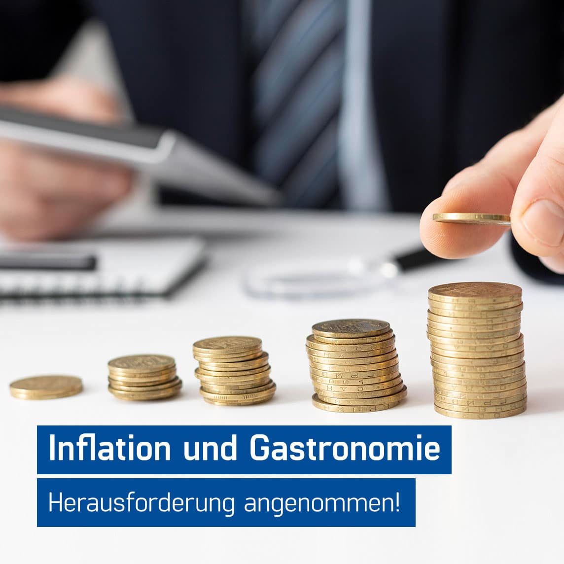 Geschäftsmann zählt Kleingeld und nimmt die Herausforderung der Inflation in der Gastronomie mit den Tipps von GastroSoft an