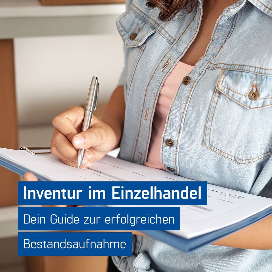 Frau hält Klemmbrett mit Liste und prüft Lagerbestände, Inventur Einzelhandel, GastroSoft GmbH