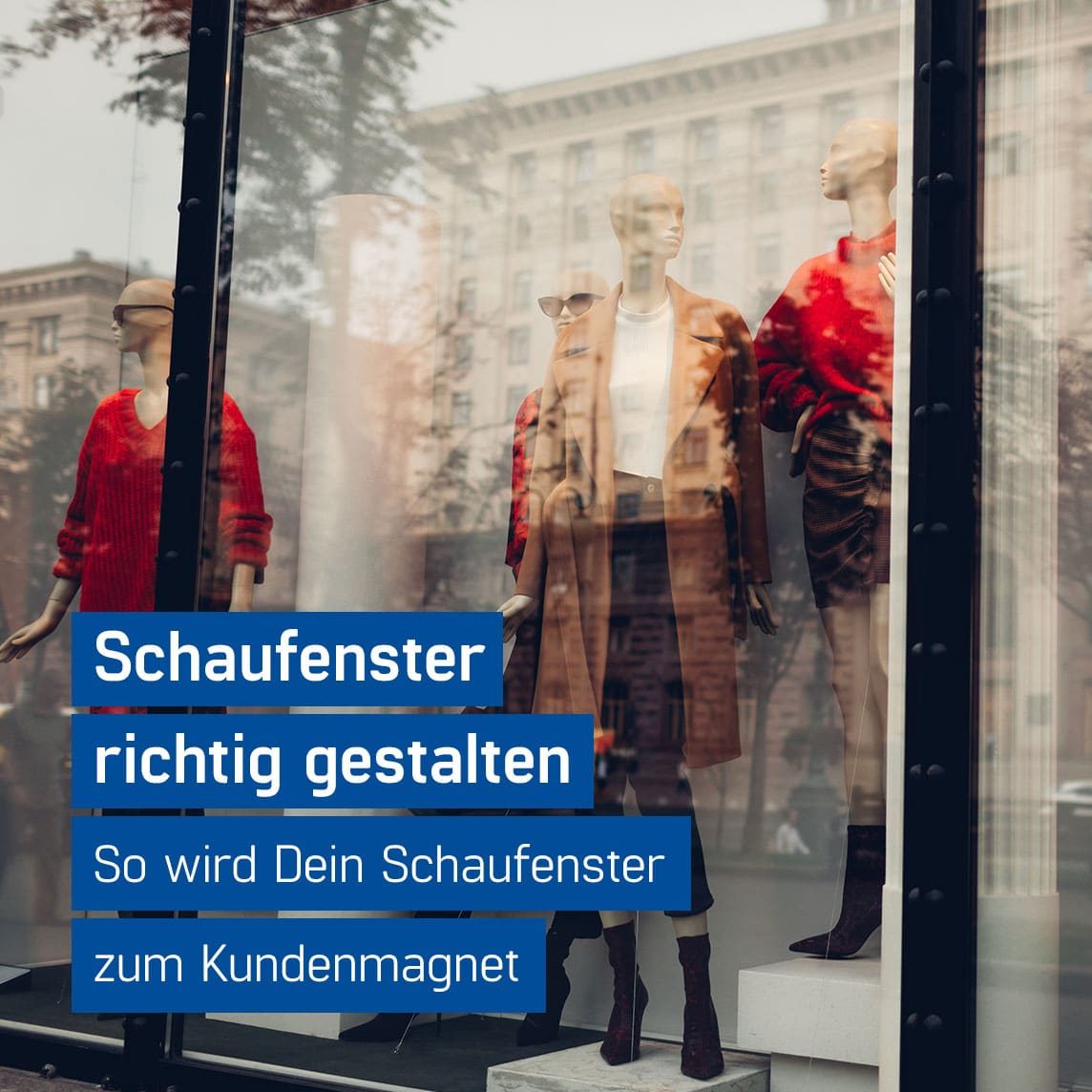 Schaufenster eines Bekleidungsgeschäftes mit herbstlich gekleideten Mannequins, Schaufenstergestaltung, GastroSoft GmbH