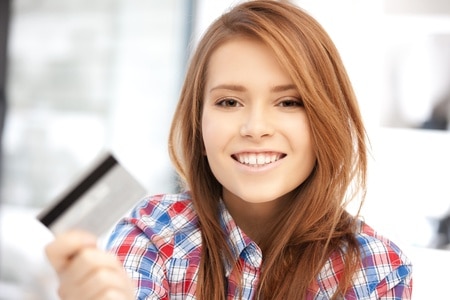 helles Bild, Frau mit EC-Karte, Person mit Kreditkarte, glücklich über die Zahlungsmethode am Kartenterminal, Kartenzahlung Add-On