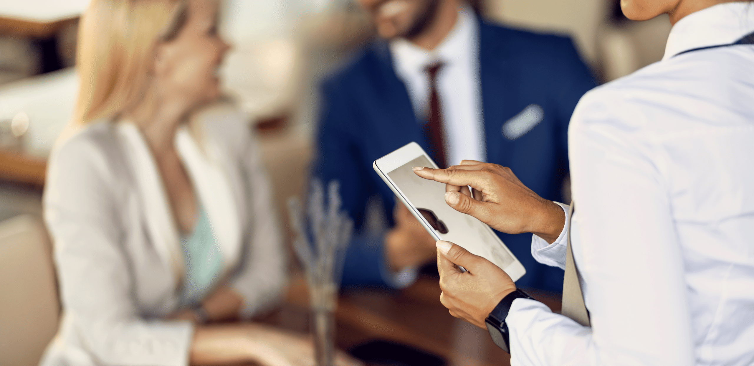 Kellnerin bedient Gäste im Restaurant mit mobiler Bestelllösung